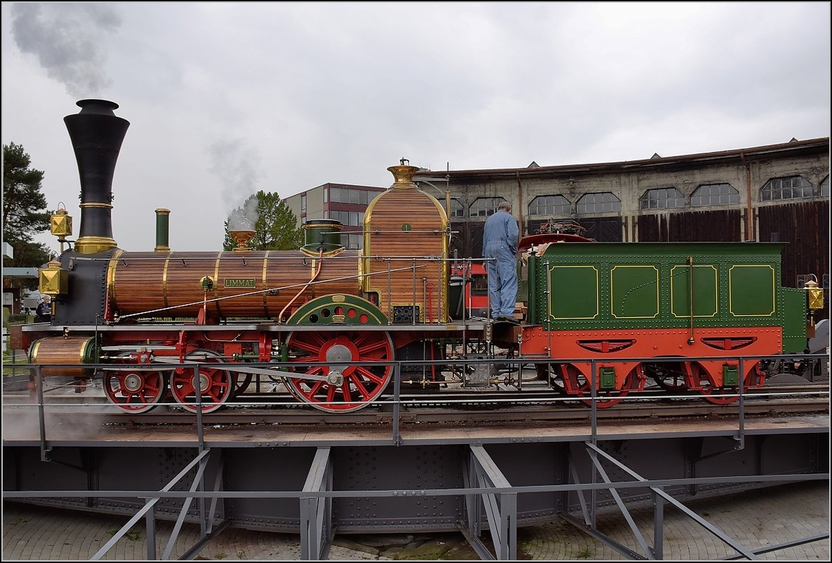 Die für die Begegnung mit dem Elefanten extra angeheizte Limmat stand ein wenig im Schatten der Veranstaltung. Trotz schlechtem Wetter eine besondere Gelegenheit, diese Lok mal genauer zu betrachten. Brugg, Oktober 2017.