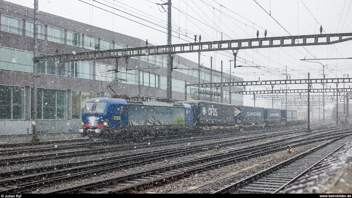 Die für die BLS Cargo fahrende Hupac 193 497 am 28. Januar 2019 mit einem UKV-Zug bei der Einfahrt in Olten.