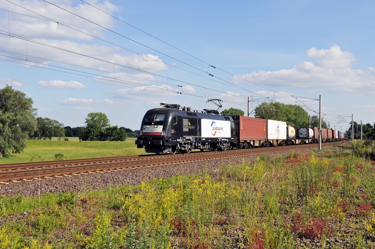 Die für boxXpress fahrende MRCE ES 64 U2-071 (182 571) ist mit einem Containerzug am 14.06.17 bei Wahnebergen in Richtung Bremen unterwegs.
