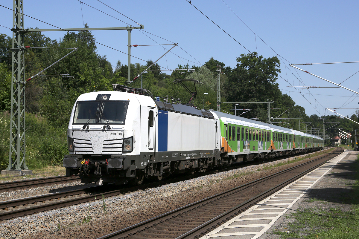 Die für BTE fahrende Railpool 193 813 durchfährt am 10.07.2020 mit dem Alpen-Sylt-Nachexpress Aßling in Richtung Salzburg.