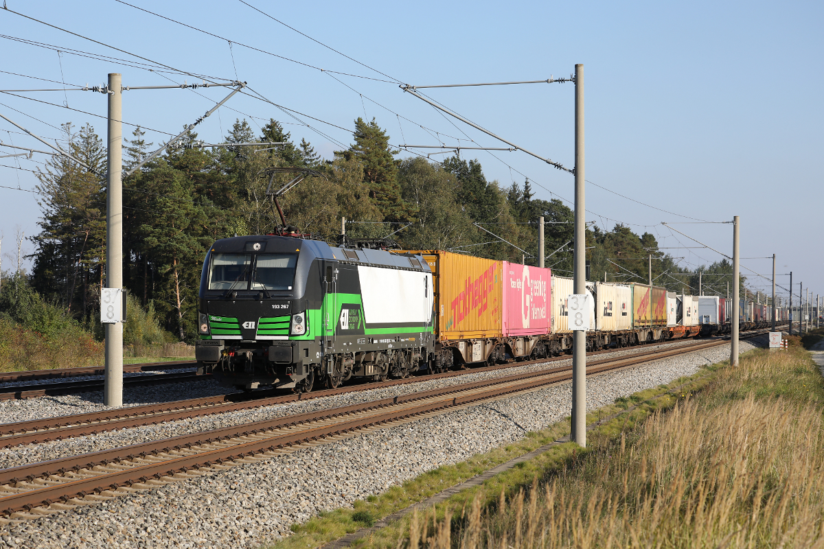 die für Cargo Service Linz fahrende ELL 193 267 mit Containern bei Haspelmoor, 09.10.2021