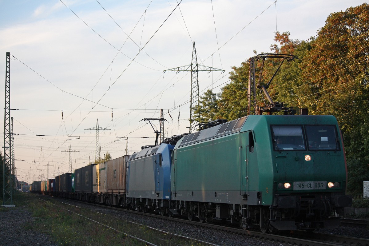 Die für Crossrail fahrende 145-CL 005 und 185 515 am 2.10.13 mit einem Containerzug in Düsseldorf-Rath.