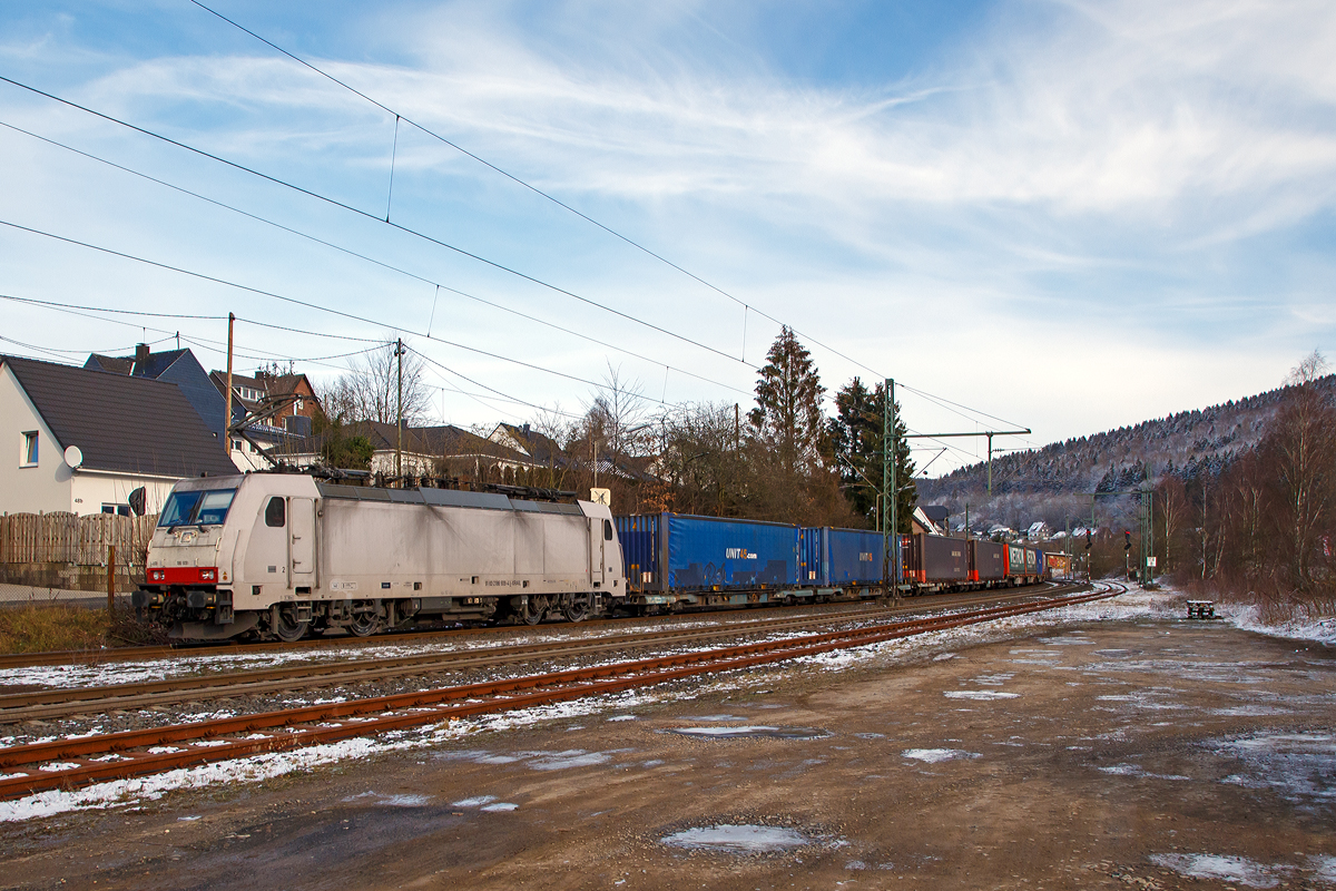 
Die für die Crossrail fahrende 186 909 (91 83 2186 909-4 I-XRAIL) fährt am 19.01.2019 einem KLV-Zug durch Mudersbach/Sieg in Richtung Köln.

Die TRAXX F140 MS wurde 2008 von Bombardier in Kassel unter der Fabriknummer 34370 gebaut. Sie hat die Zulassungen für Deutschland, Österreich, Schweiz und Italien.