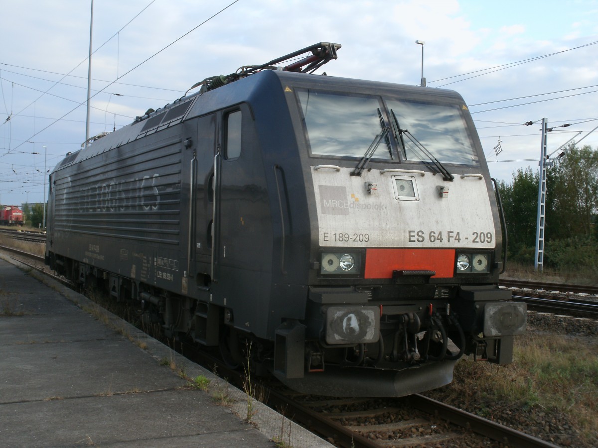 Die fr CTL Logistics fahrende ES64 F4-209 stand,am 13.September 2013,fotogerecht am Bahnsteig in Mukran Mitte.
