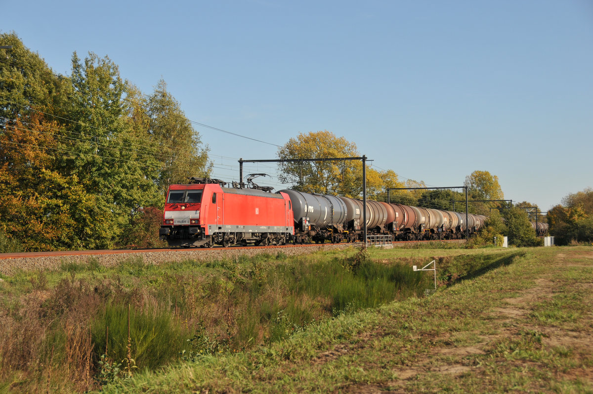 Die für DB Nederland fahrende 186 338-0 zieht einen Kesselwagenzug durch Lummen-Linkhout Richtung Diest. Aufnahme vom 13/10/2018.