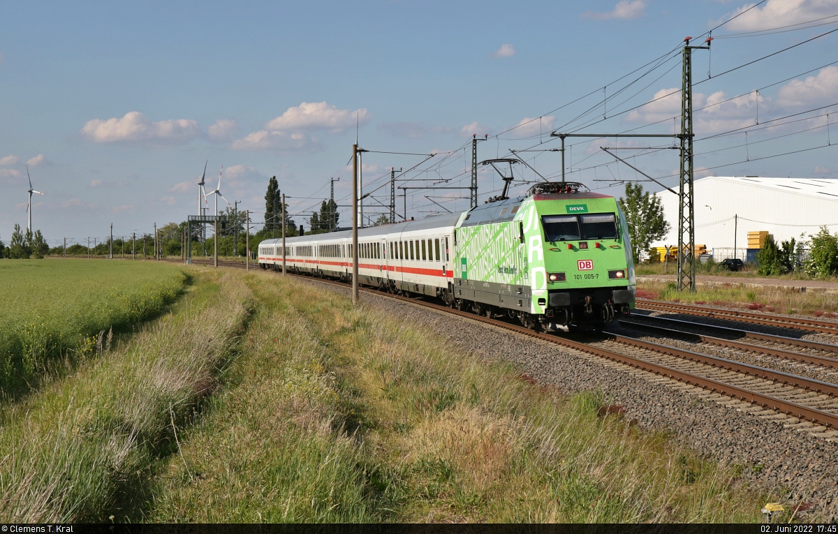 Die für die DEVK werbende 101 005-7 ließ sich äußerst pünktlich in Niemberg verewigen.

🧰 DB Fernverkehr
🚝 IC 2239  Warnow  (Linie 56) Warnemünde–Leipzig Hbf
🕓 2.6.2022 | 17:45 Uhr