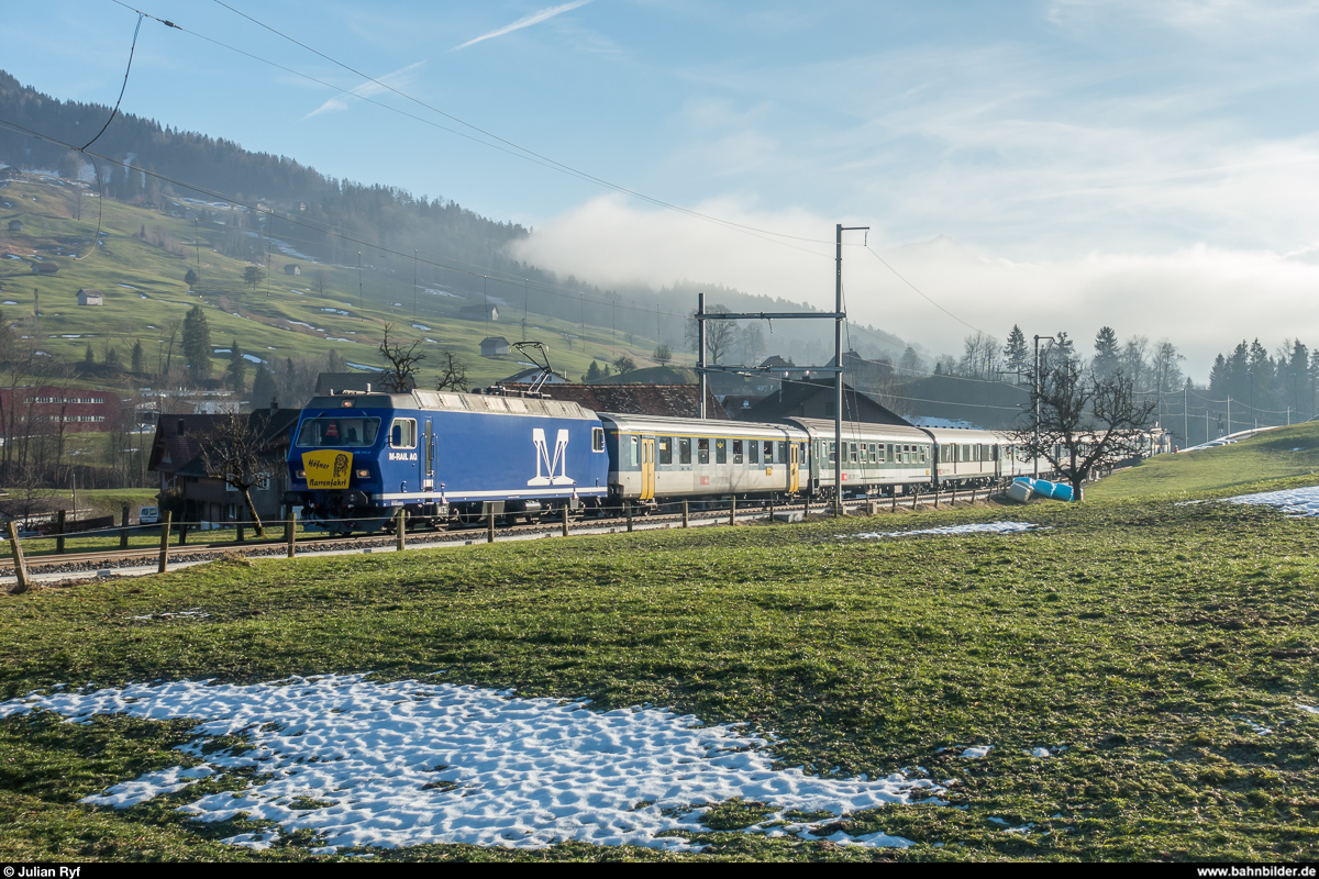 Die für diesen Zug an die SOB vermietete M-Rail AG Re 456 111 mit Extrazug der Höfner Narrenfahrt Wollerau - Rothenthurm am 6. Januar 2018 bei Sattel. Am Zugschluss schiebt ab Arth-Goldau der SOB BDe 576 058.