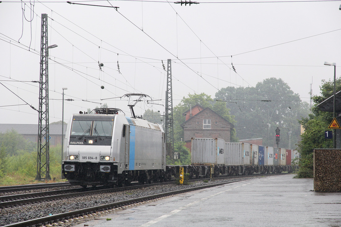 Die für die EVB fahrende 185 694 wurde am 10. April 2017 mit einem KLV-Zug in Minden (Westfalen) abgelichtet.