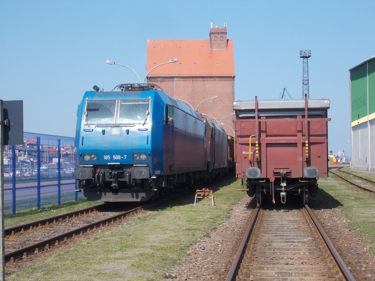 Die für die HSL fahrende 185 509,am 18.April 2018,im Stralsunder Nordhafen.Aufnahme durch das Hafentor.