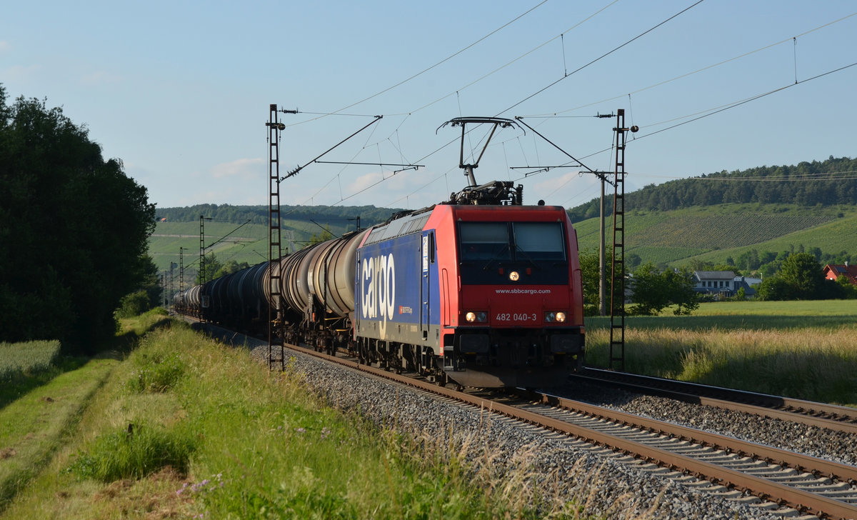 Die für HSL fahrende 482 040 schleppte am Abend des 13.06.17 durch Retzbach-Zellingen Richtung Würzburg.