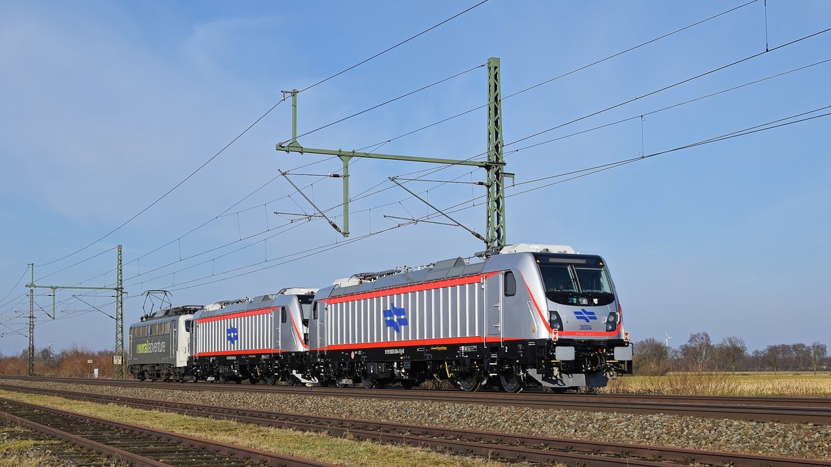 Die für Israel Railways bestimmten Loks Nr. 3006 und 3004 (Br 187) befinden sich im Schlepp von Railadventure 139 558 am 23.02.18 bei Diepholz auf dem Weg zur Verschiffung nach Bremen. 