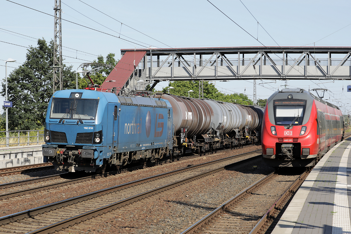 die für die Leipziger Eisenbahngesellschaft fahrende 192 018 [9180 6192 018-0 D-NRAIL] mit Kesselwagen, Saarmund, 11.08.2022