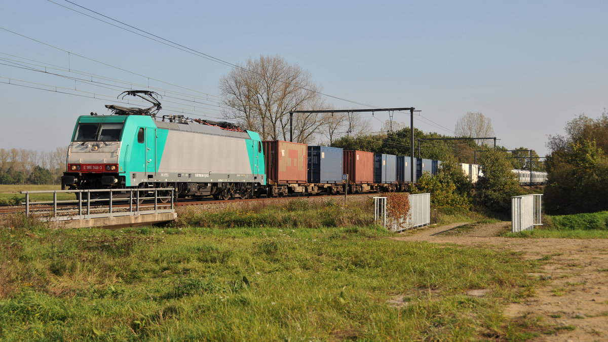 Die für Lineas fahrende 186 346-3 bei der Überführungsfahrt von Triebzug 700124 mit Bestimmung England. Aufnahme vom 18/10/2017 in Lummen.