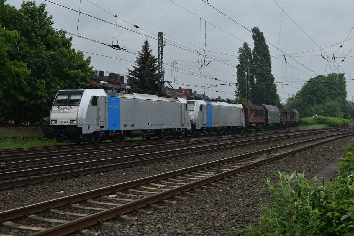 Die für Lineas fahrenden Railpoolloks 186 445-2 und die kalt mitfahrende 186 447-3 kommen mit einem langen Mischer von Odenkirchen in Rheydt eingefahen. 13.5.2018