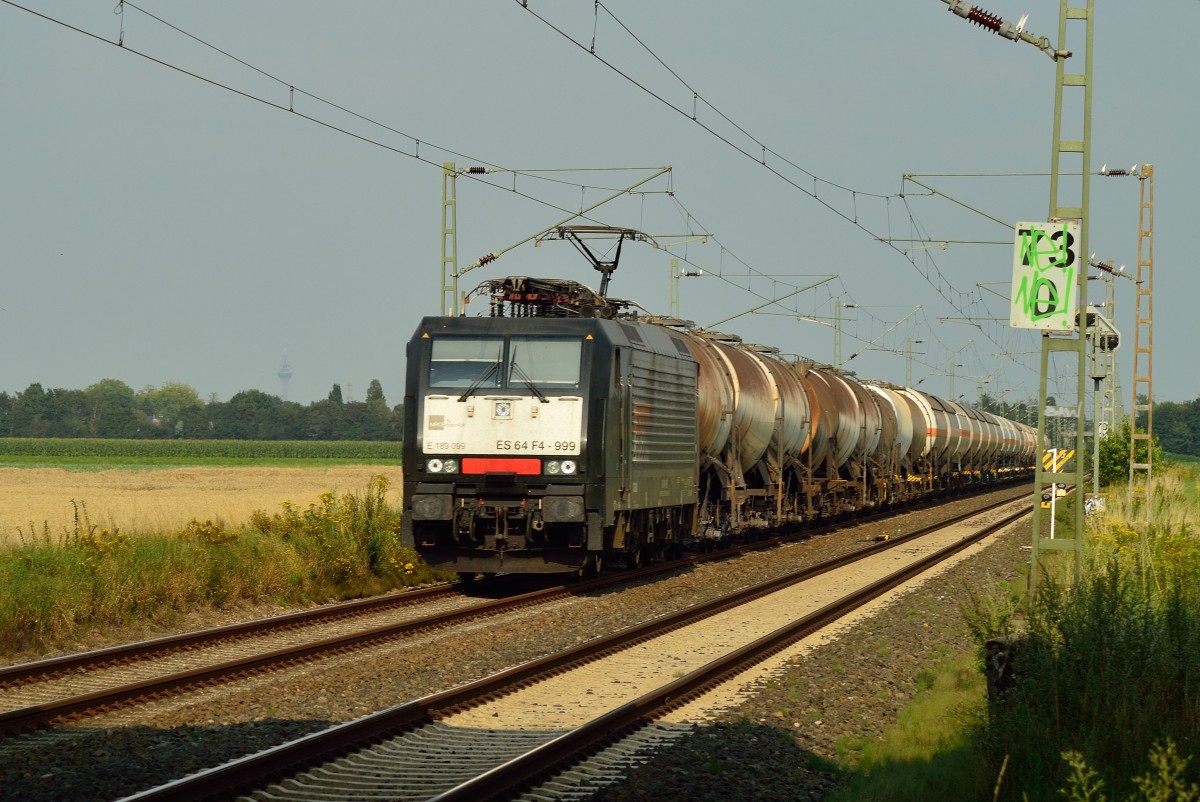 Die für LOCON fahrende MRCE 189 999 kommt hier zwischen Büttgen und Kleinenbroich gen Mönchengladbach mit einem Kesselwagenzug heran. 1.8.2014