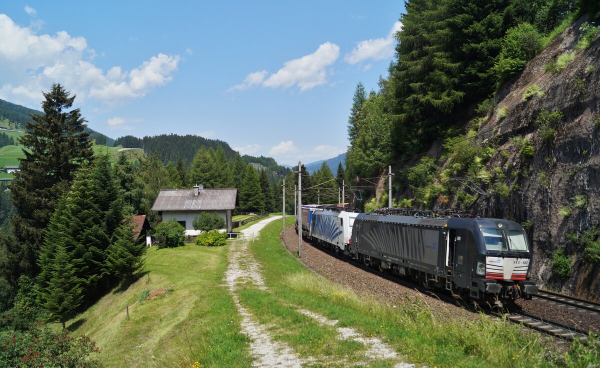 Die für Lokomotion im Dienst stehende 193 662 sorgte am 10. Juli 2020 beim Winner-KLV nach Italien für die nötige Vorspannleistung, um den Grenzbahnhof Brennero/Brenner zu erreichen. Aufgenommen wurde der Vectron mit der 186 440 kurz nach Gries am Brenner.
