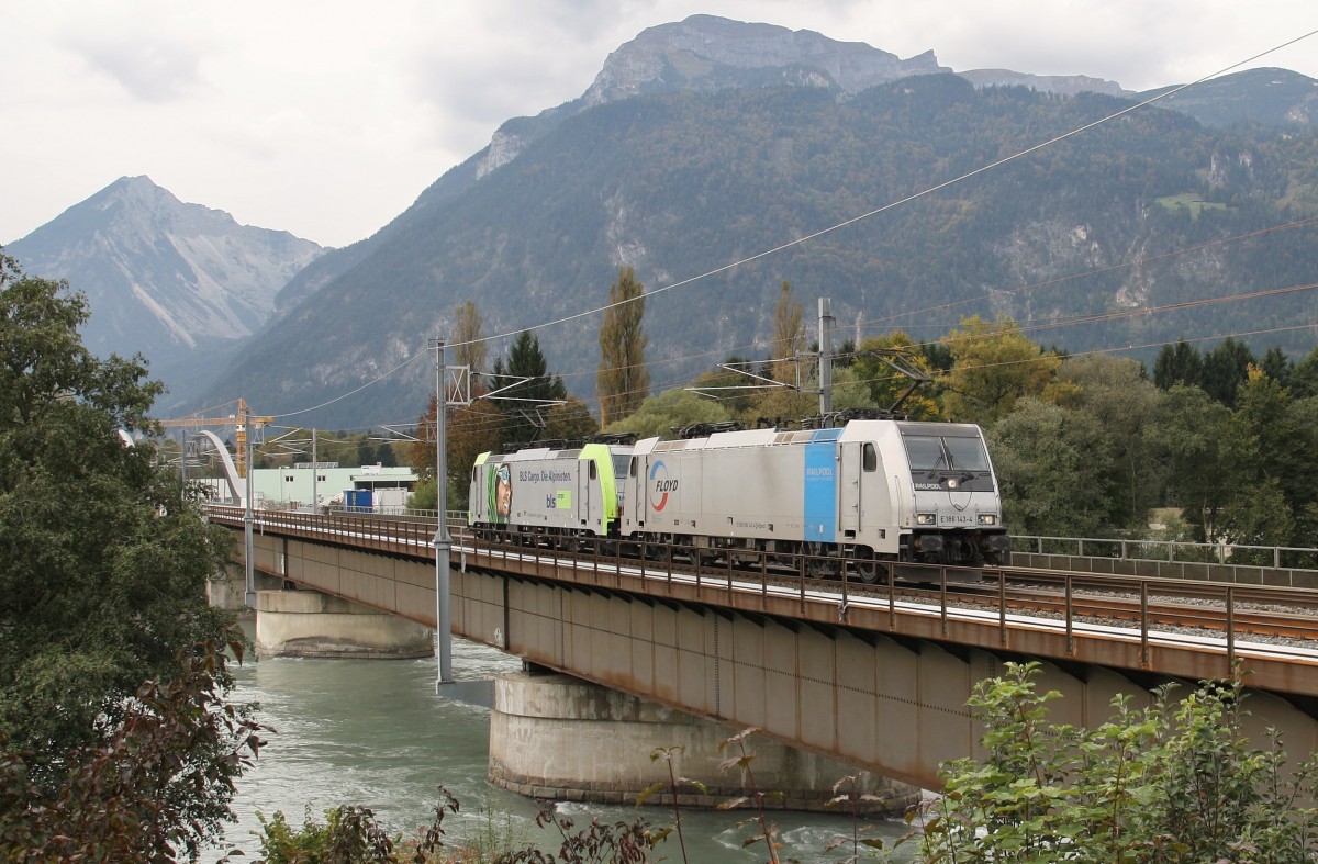 Die für Lokomotion im Einsatz stehenden 186 143-4 ``Floyd`` und 486 510-1 BLS überqueren am 30.9.2014 als LZ die Innbrücke bei Brixlegg, Richtung Kufstein. Von Kufstein geht es dann wieder mit Güterzug zum Brenner.