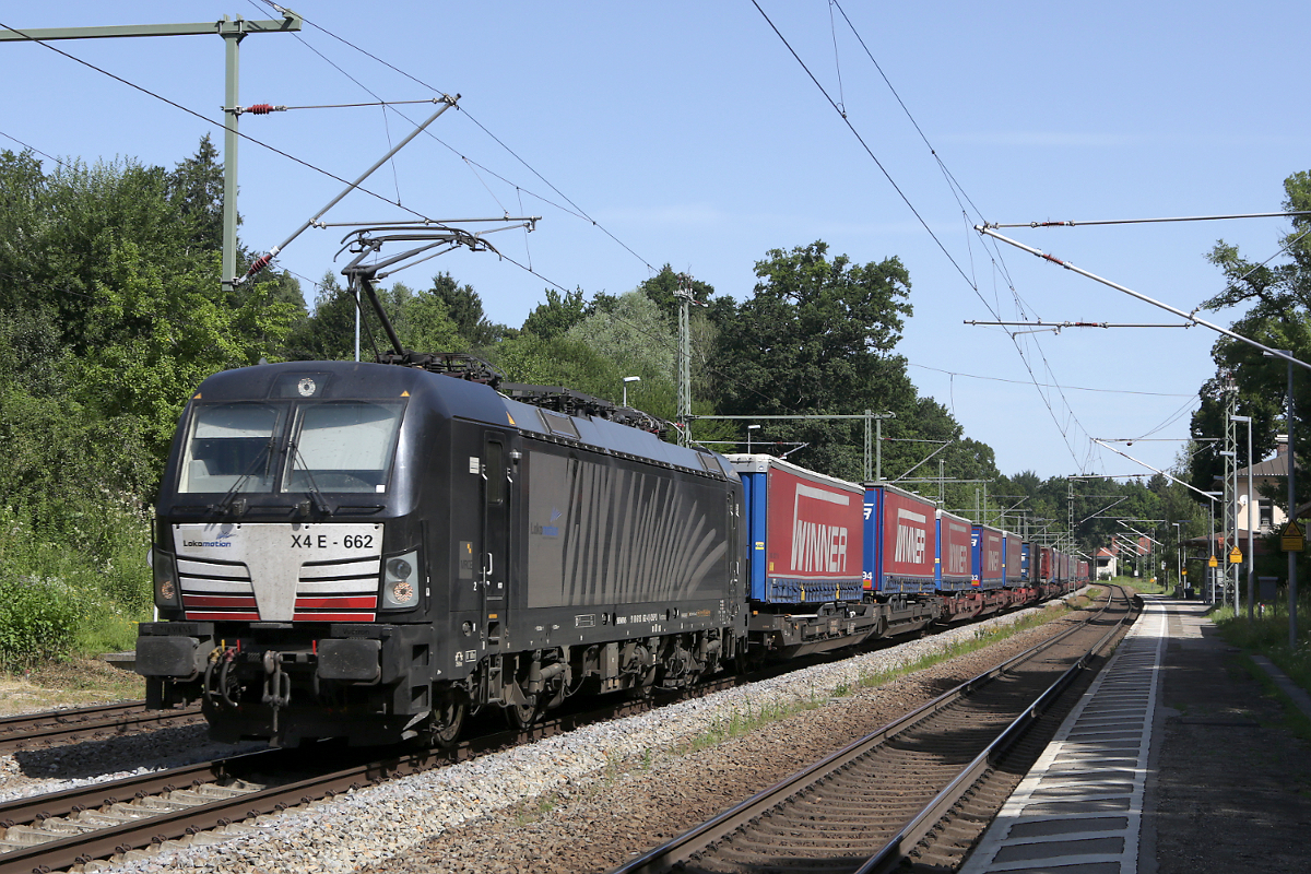 die für Lokomotion fahrende MRCE X4 E - 662 (193 662) durchfährt am 10.07.2020 Aßling zwischen München und Rosenheim