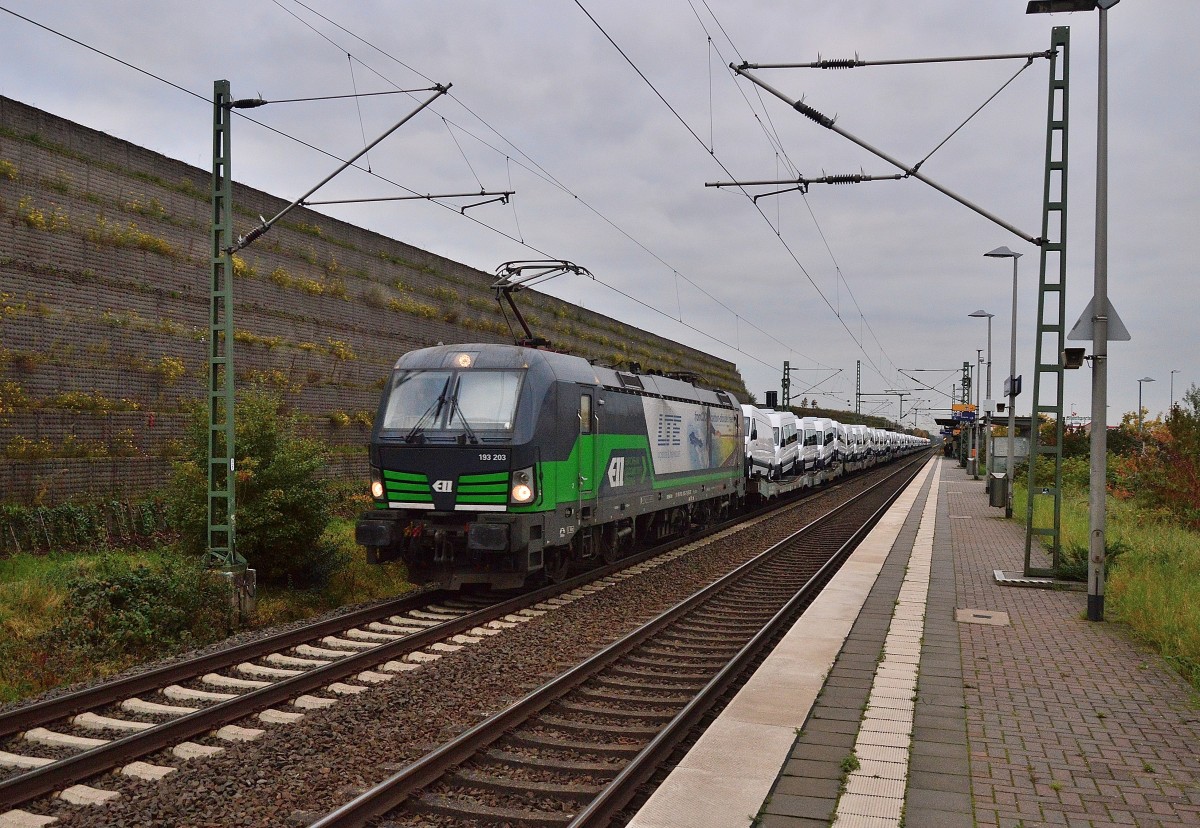 Die für LTE fahrende 193 203 ist mit einem VW LT-Zug aus dem Mercedeswerk in Derendorf gen Köln fahrend in Allerheiligen vor meine Kamera kam. 23.10.2015