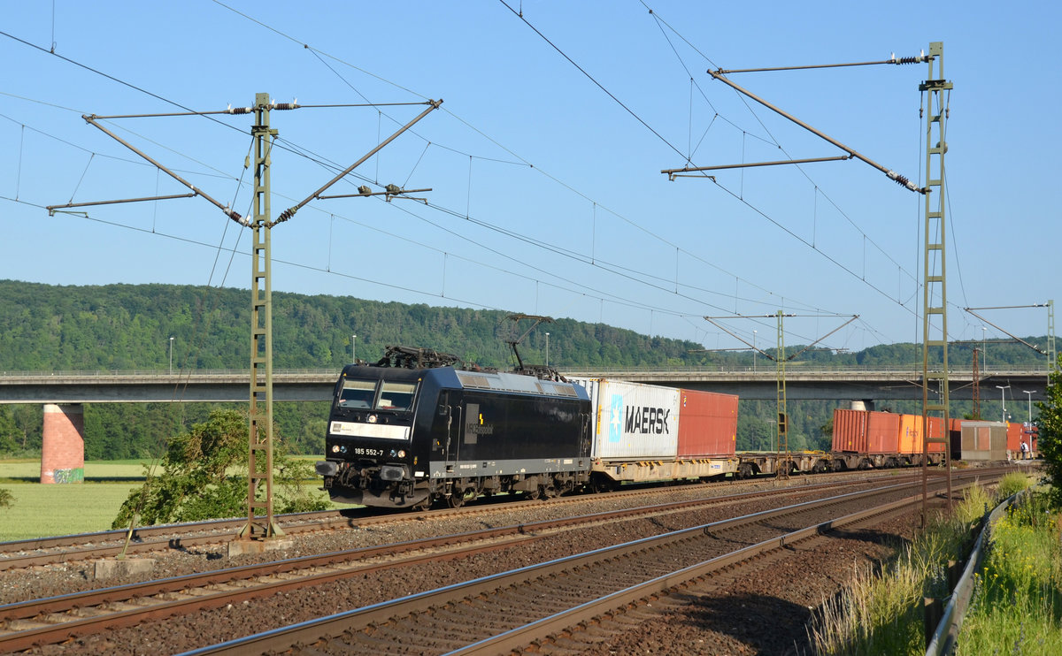 Die für Metrans fahrende 185 552 führte am Morgen des 14.06.17 einen Containerzug durch Retzbach-Zellingen Richtung Würzburg.