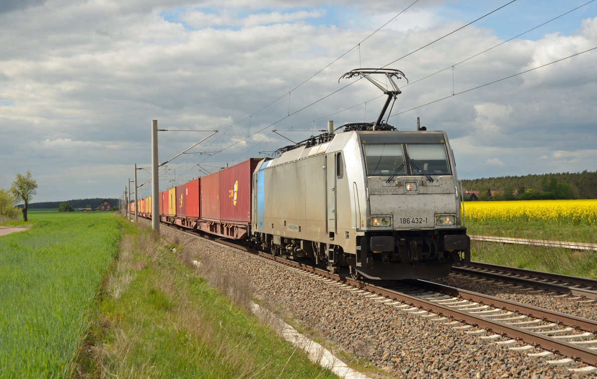 Die für Metrans fahrende 186 432 der Railpool schleppte am 25.04.20 einen Containerzug durch Rodleben Richtung Roßlau.