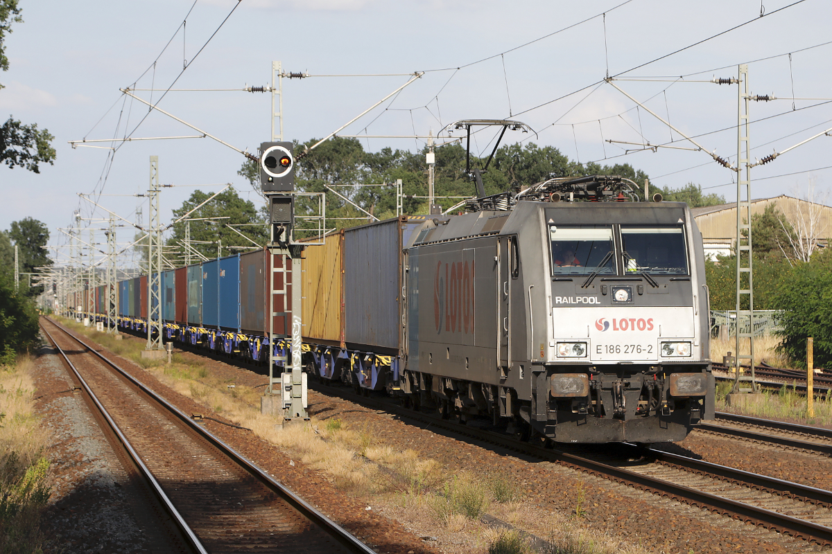 Die für die polnische Gesellschaft LOTOS fahrende Railpool 186 276 durchfährt mit einem Containerzug Groß Kreutz, 09.08.2022