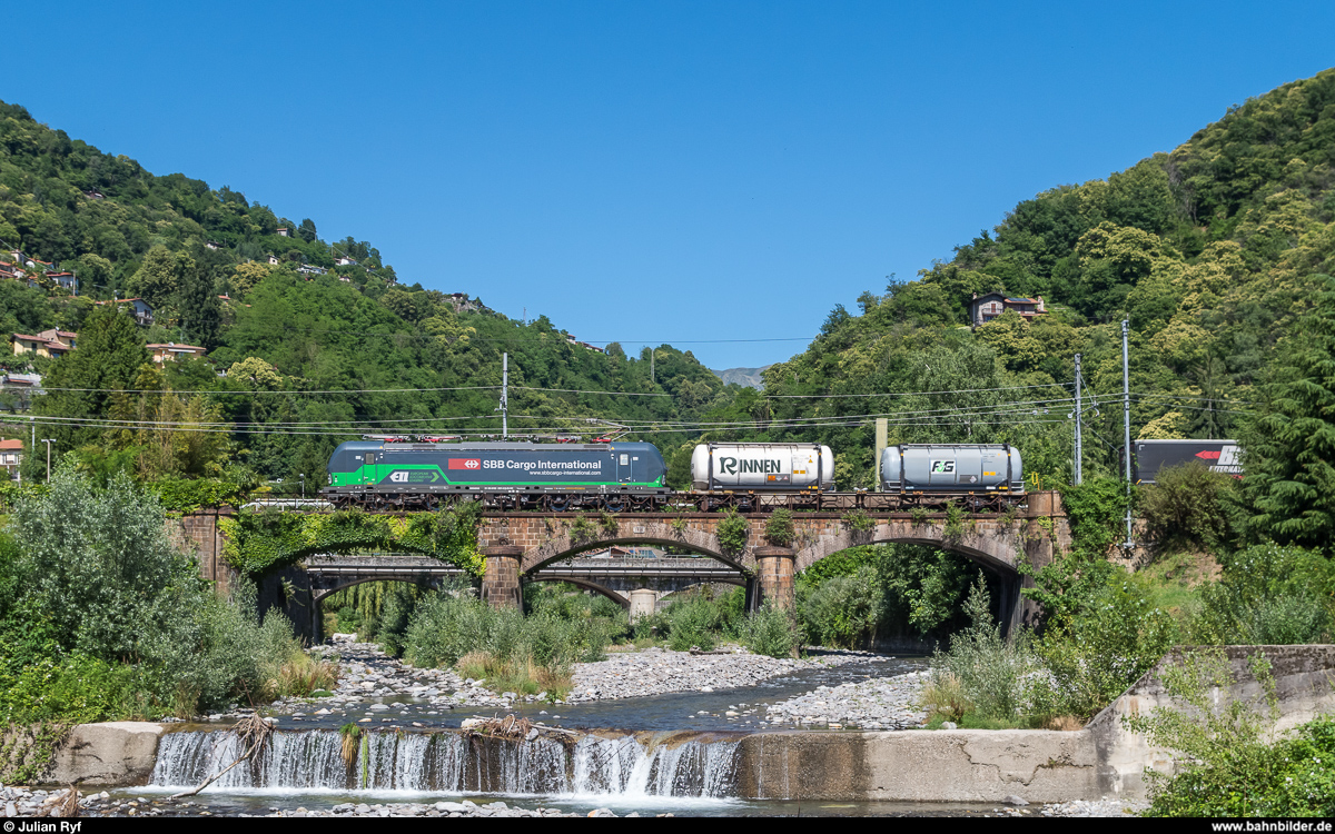 Die für SBB Cargo International fahrende ELL Vectron 197 257 überquert am 7. Juni 2017 mit einem UKV-Zug die Brücke über den Torrente Giona in Maccagno.