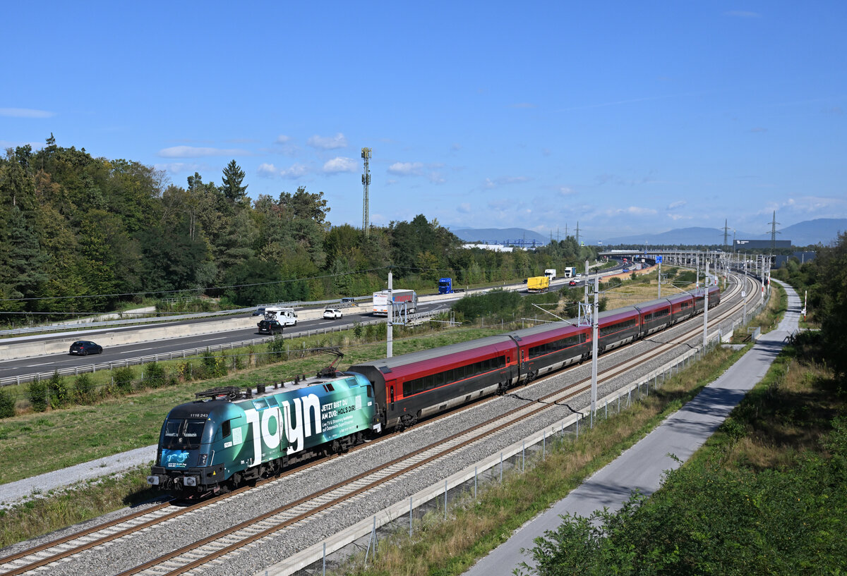 Die f�r den Streaminganbieter Joyn werbende 1116 243 war am 22. August 2026 dem Rj 556  Lienzer Dolomiten  vorgepspannt, und wurde dabei von mir auf ihrem Weg nach Osttirol in Wundschuh an der Koralmbahn fotografiert.