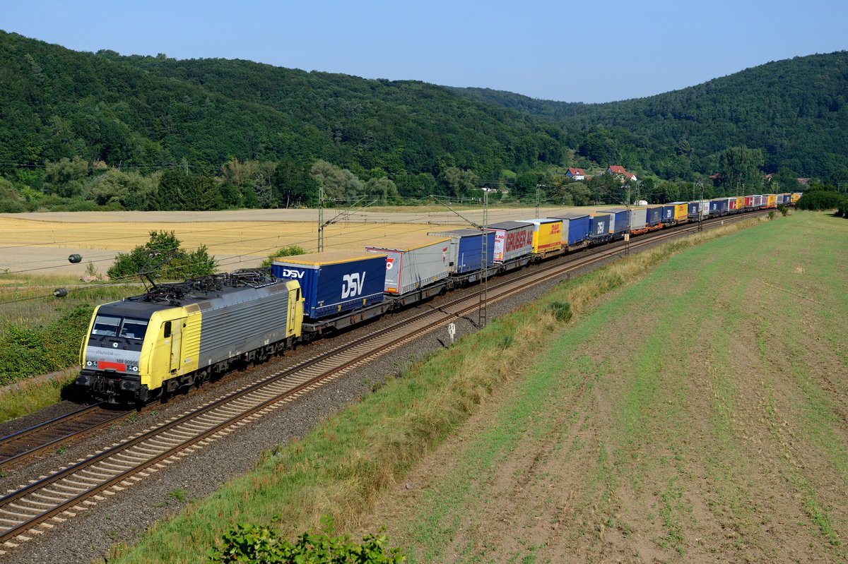 Die für TXLogistik fahrende 189 909SE konnte am 19. Juli 2014 mit ihrem DGS 43143 von Lübeck Skandinavienkai nach Verona Q. E. bei Harrbach im Maintal fotografiert werden.