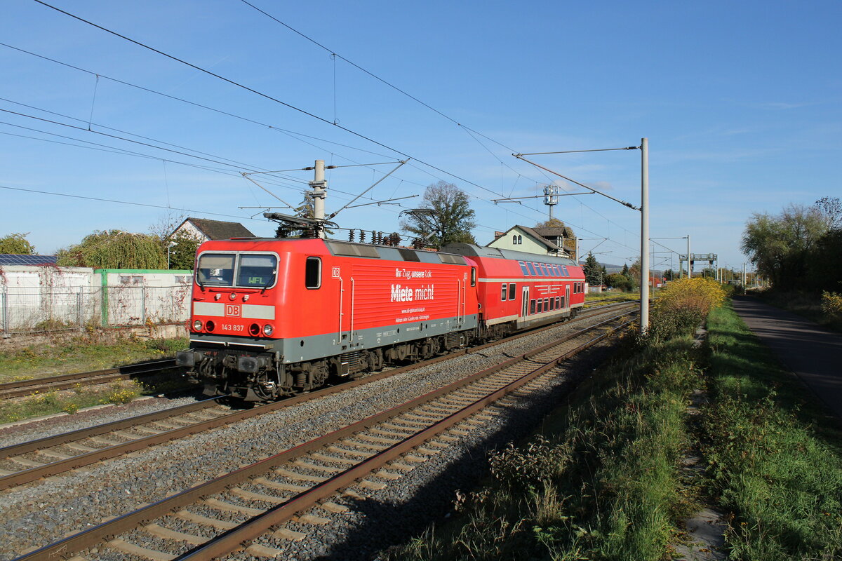 Die für WFL fahrende DB 143 837 überführte am 27.10.2022 in Vieselbach den D-WFL 50 80 25-33 022-8 Richtung Fulda.