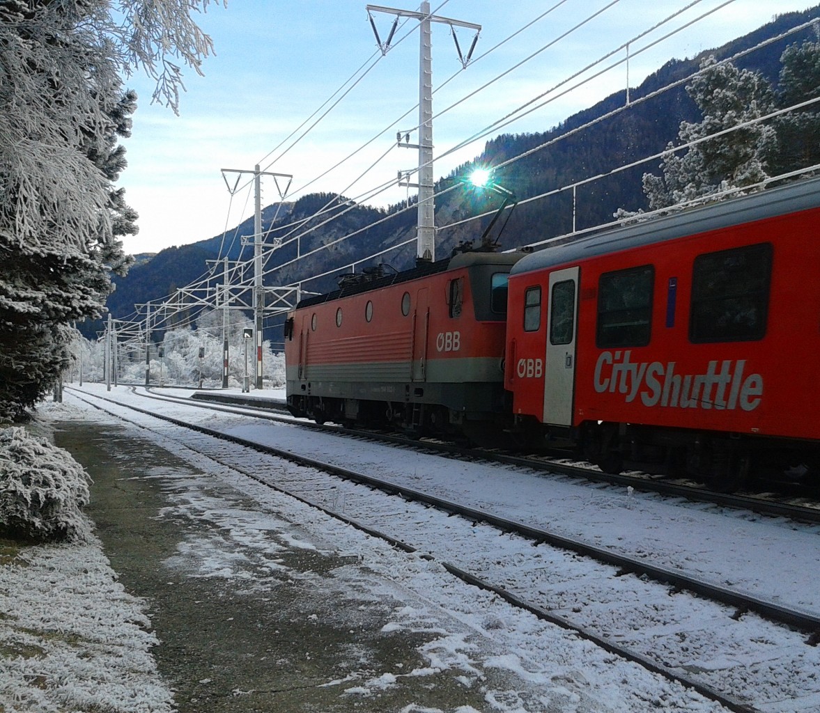 Die Funken sprühen beim Stromabnehmer der 1144 003-1, bei der Ausfahrt aus dem frostigen Bahnhof Dellach im Drautal.
Aufgenommen 11.12.2015