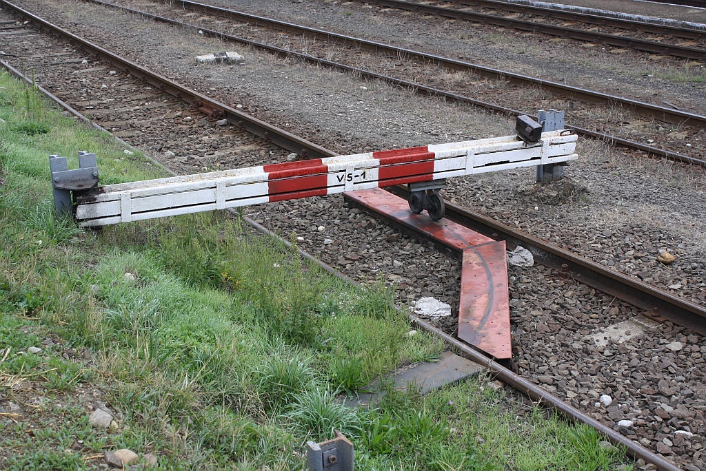 Die Funktion des sterreichischen Gleissperrschuh erfllt in Ungarn diese Vorrichtung. Bf. Szob am 28.September 2013.