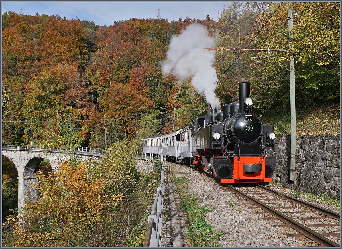 Die G 2x 2/2 105 ist mit einem wunderschön formierten Personenzug kurz nach Vers-chez-Robert auf der Fahrt nach Chaulin. 27. Oktober 2019

Dieses Jahr (2021) feiert die Lok ihr 100 Betriebsjubiläum; zwar wurde sie nach alten Plänen eilig noch im Jahre 1918, im August als HK95 an die Heeresfeldbahn ausgeliefert, doch war der Krieg schon aus und die Lok überflüssig. Erst im Juni 1921 wurde unter der Nummer 28 auf er Strecke Haspe - Voerde - Breckfeld eingesetzt, und kam 1928, nach Elektrifizierung der Strecke zur Zell - Todtnau Bahn mit der Nummer 105. 1967 musste Lok im Schwarzwald noch bei der Demontage ihrer Strecke mithelfen, kam aber dann via Eurovapor zur Blonay-Chamby Bahn, wo sie nun alljährlich seit über fünfzig Jahren die Besucher erfreut, und nicht darauf hindeute, zu welchem unrühmlichen Zweck sie gebaut worden war. (Quelle B-C)
