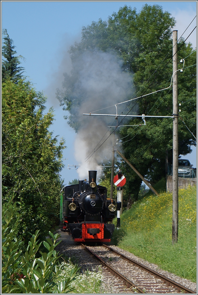 Die G 2x 2/2 105 dampft beim Einfahrsignal von Blonay vorbei Richtung Chamby.
1. August 2014