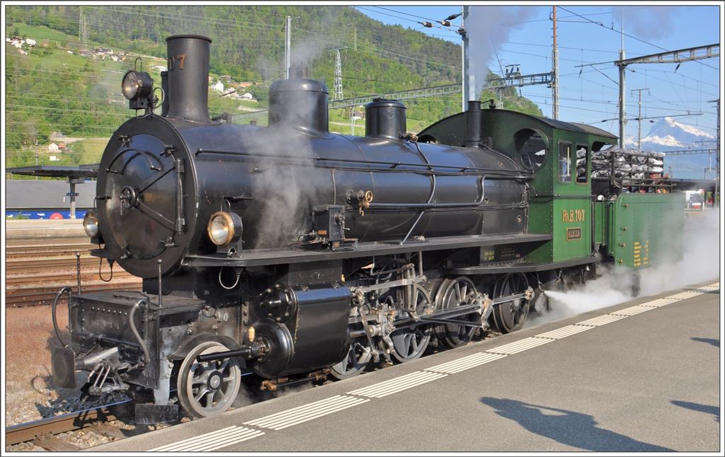 Die G 4/5 107  Albula  wird in Landquart für die Muttertagsdampffahrt bereitgestellt. (08.05.2016)