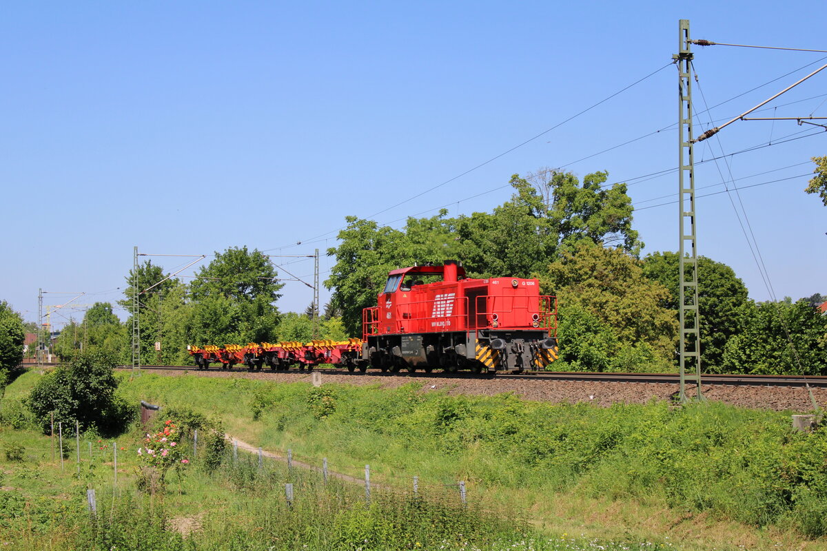 Die G1206 der AVG (275 005-7) zieht am 14.06.2022 zwei Flachwagen über die württembergische Westbahn und verlässt gerade Bruchsal Schlachthof in Richtung Mühlacker.
