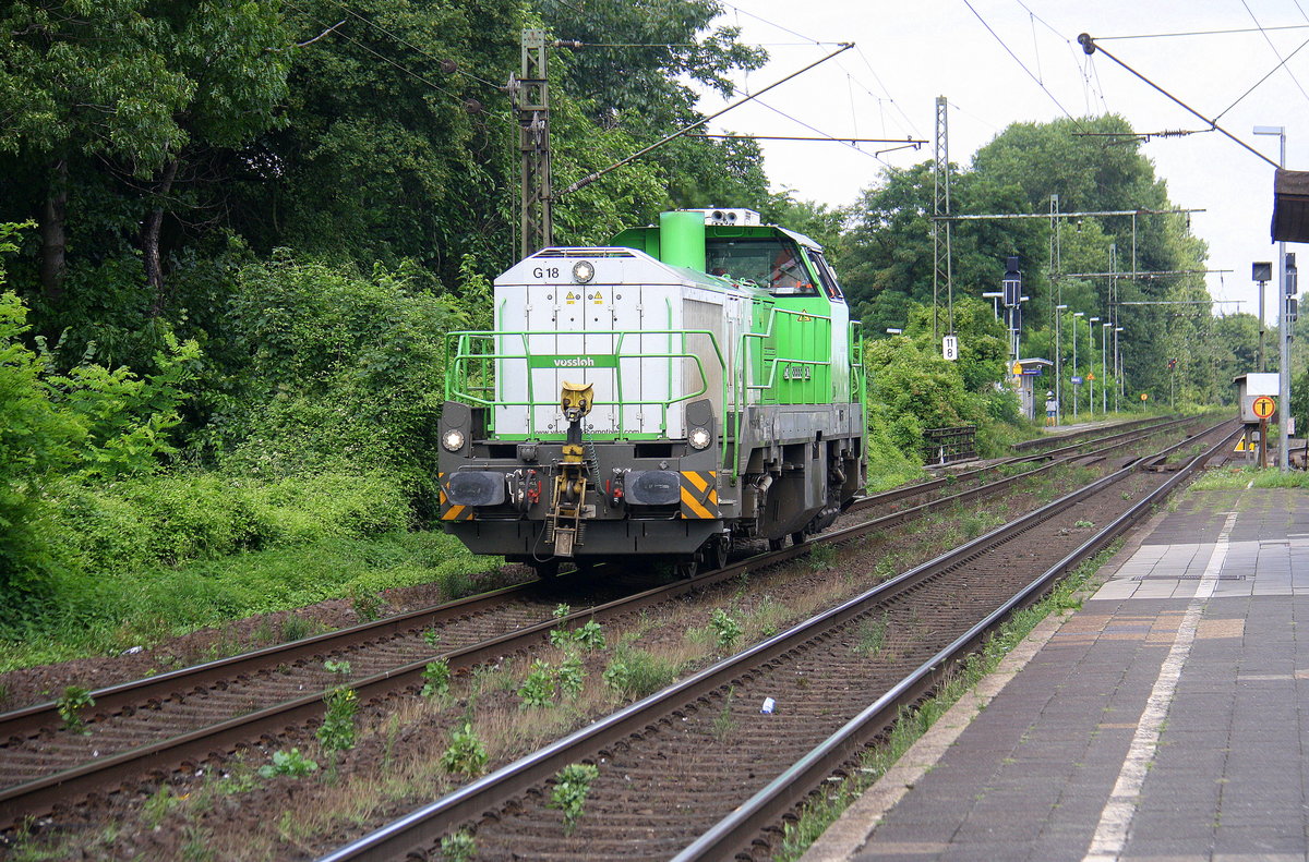 Die G18 von Vossloh kommt durch Rheinhausen-Ost als Lokzug aus Richtung Duisburg-Hochfeld in Richtung Neuss.
Aufgenommen vom Bahnsteig in Duisburg-Rheinhausen-Ost. 
Bei Sommerwetter am Nachmittag vom 26.7.2017.