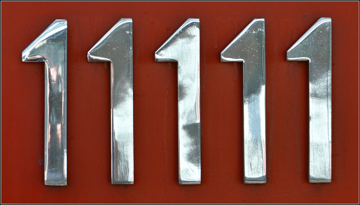 Die ganz besondere Nummer. In hochglanzpolierten Chromlettern steht auf dieser Re 4/4<sup>II</sup> die Loknummer angeschrieben. Singen Juni 2015.
