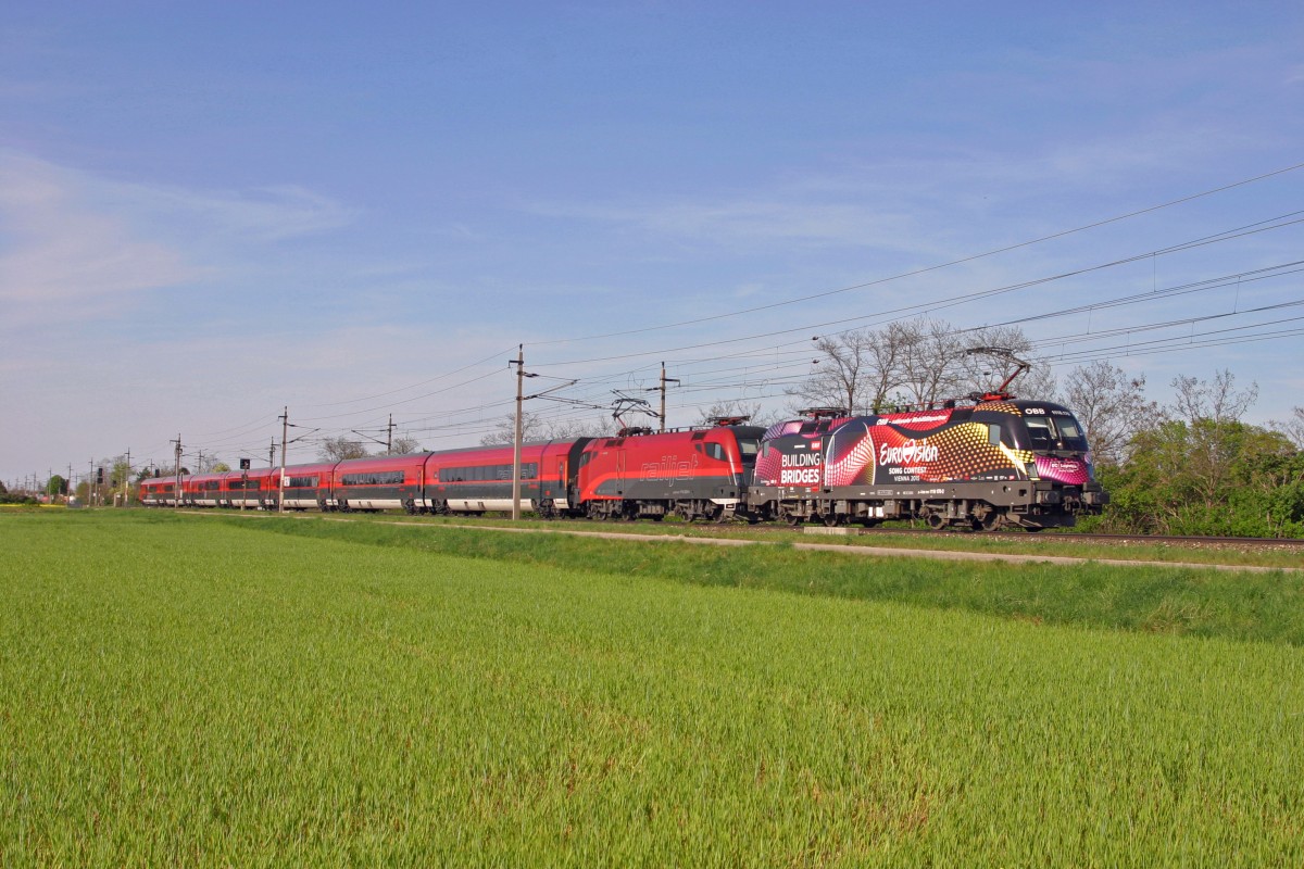 Die ganz frisch gewaschene 1116.170  ESC  fährt Vorspann zu RJ-631 nach Villach Hbf. am 25.4.15 bei Felixdorf.