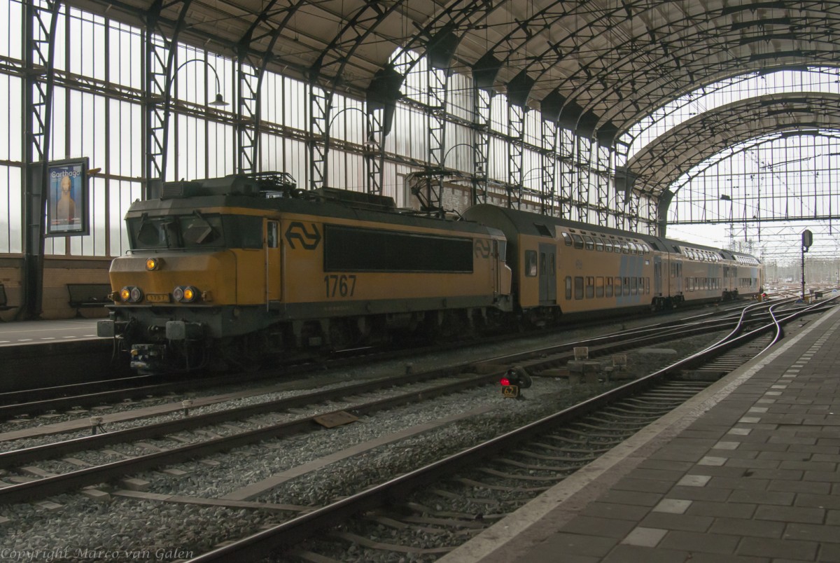 Die ganz neue  dreiteilige DD-AR mit E-Lok 1767, hier mit Sprinter von Zandvoort nach Amsterdam am 27-01-2015.