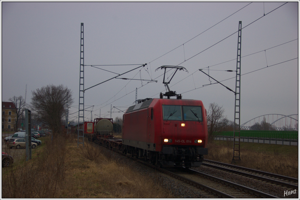 Die ganz rote 145-CL 014 war am Nachmittag des 27. Februar 2012 durch den Regen unterwegs beim Haltepunkt Wittenberg-Altstadt. Rechts im Bild sind die Elbebrücken zu sehen.