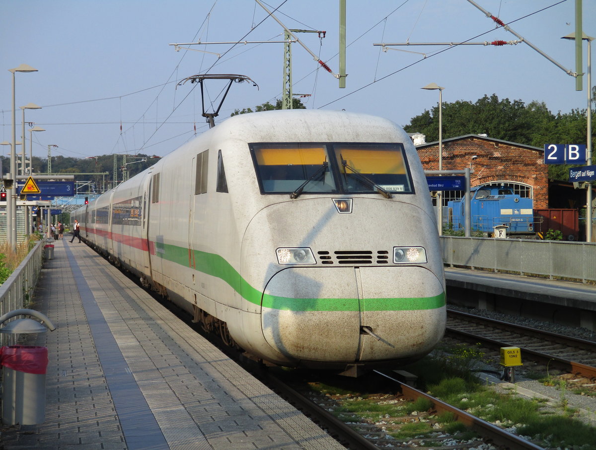 Die ganze Nacht von Freitag zum Samstag fuhr der 402 039 von Köln nach Binz.Die Rücktour nach Köln erfolgte ebenfalls die Nacht durch bis zum Sonntagmorgen.Am 08.August 2020 hielt dieser auf der Rücktour nach Köln in Bergen/Rügen.Im Hintergrund die PRESS 293 021 am Lokschuppen.