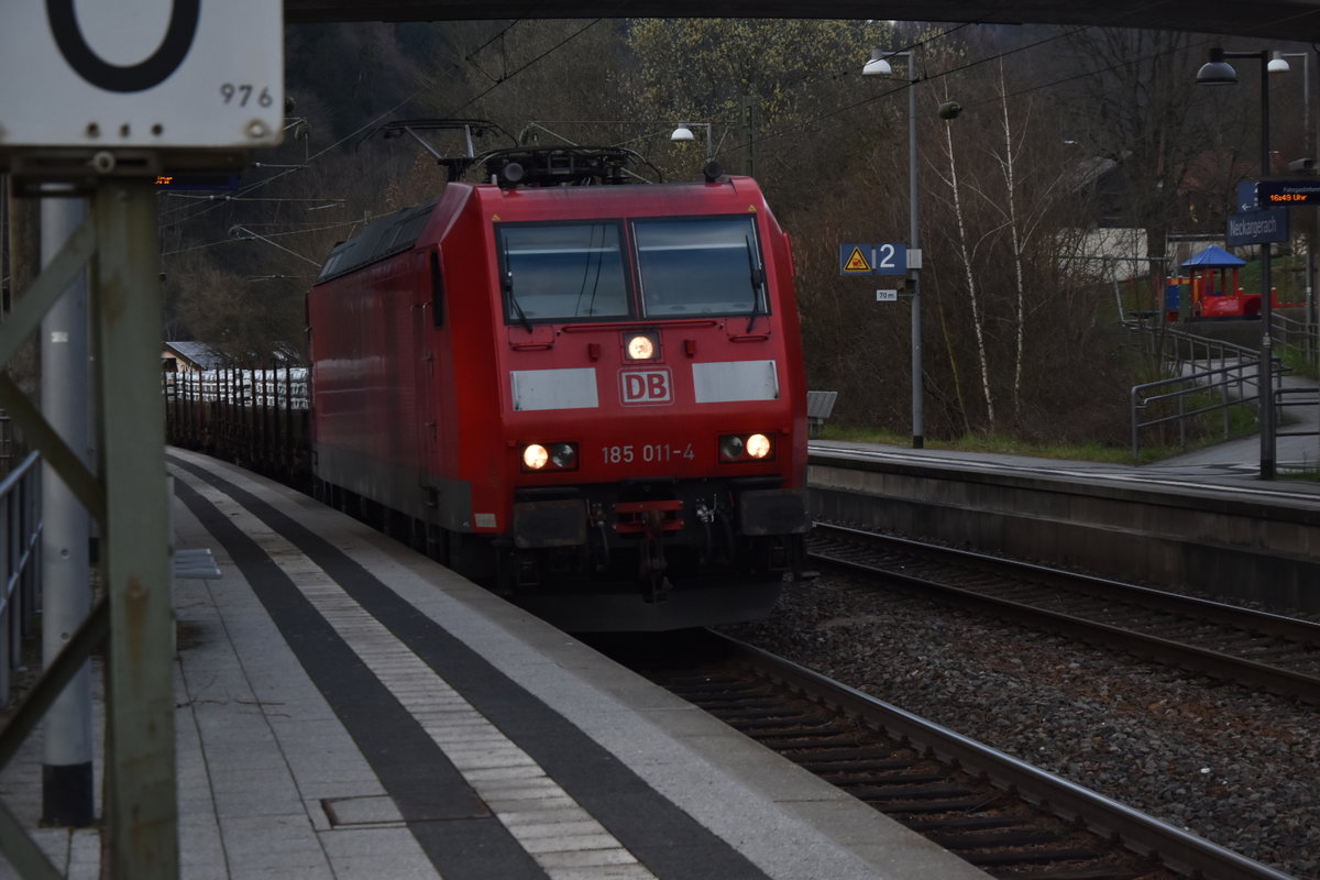 Die ganze Zeit auf den Zug gewartet, als ich dann schon aufgeben wollte und gehen, kam überraschen die 185 011-4 mit dem Aluzug nach Singen doch noch. Neckargerach den 7.3.2020