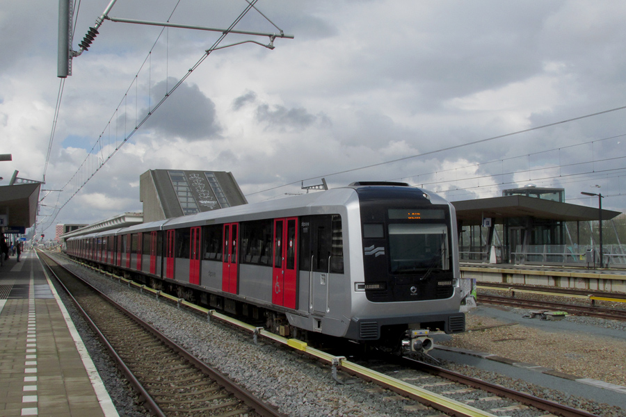 Die Garnitur 111+112 als ein Zug der Linie M54, Amsterdam-Zuidoost, Holendrechtstation, 23.03.2014