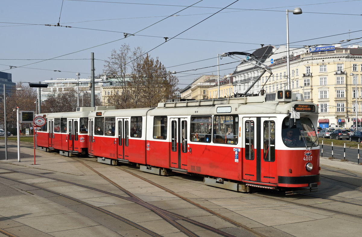 Die Garnitur bestehend aus E2 4007 und Beiwagen c5 14107 war am 25.02.2021 auf der Linie 1 unterwegs, und wurde von mir am Karlsplatz fotografiert. 