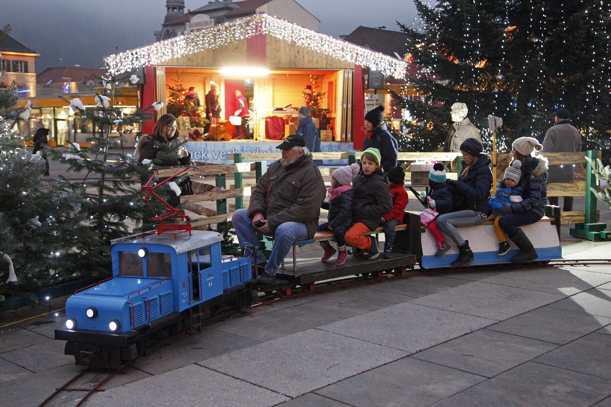 Die Gartenbahn der Breitenauerbahn ist fleißig am Adventmarkt in Bruck an der Mur unterwegs und zieht dort ihre Runden. Hier am 19.Dezember.2015.