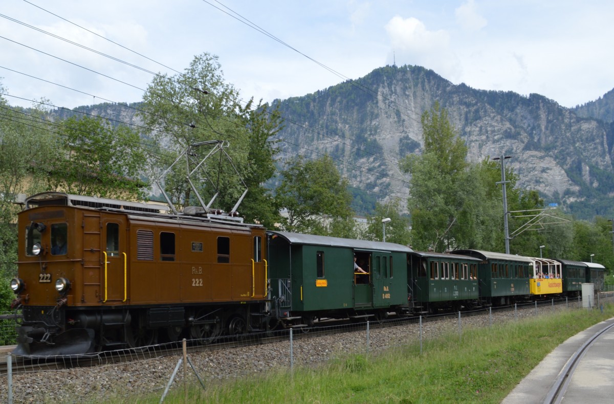 Die Ge 2/4 222 war heute mit dem geplanten Dampfzug von Ilanz nach Landquart unterwegs. Hier bei Landquart Ried am Bahnübergang (25.5.2014)