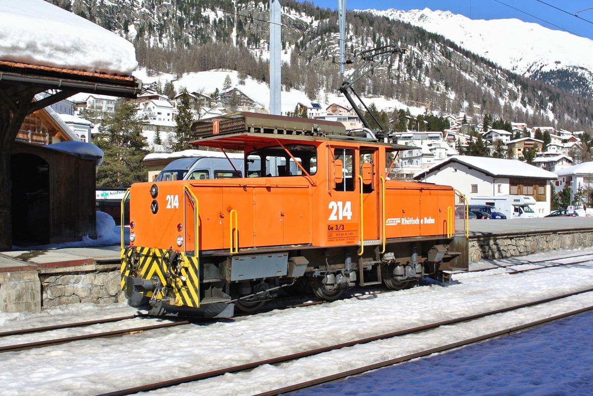Die Ge 3/3 214 wartet in Samedan auf neue Aufgaben, 09.03.2014.