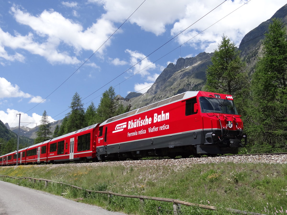 Die Ge 4-4 III 644 mit ein zug von Chur nach Sankt Moritz, hier zwischen die Bahnhofe Spinas und Bever, 20/06/2018