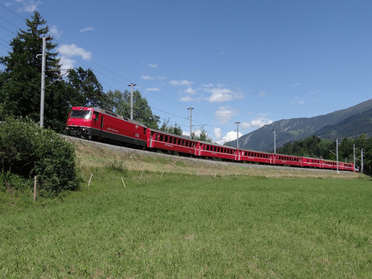 Die Ge 4-4 III 648 zwischen Reichenau-Tamins und Bonaduz mit ein RE-zug von Chur nach Sankt-Moritz - 07-06-2017